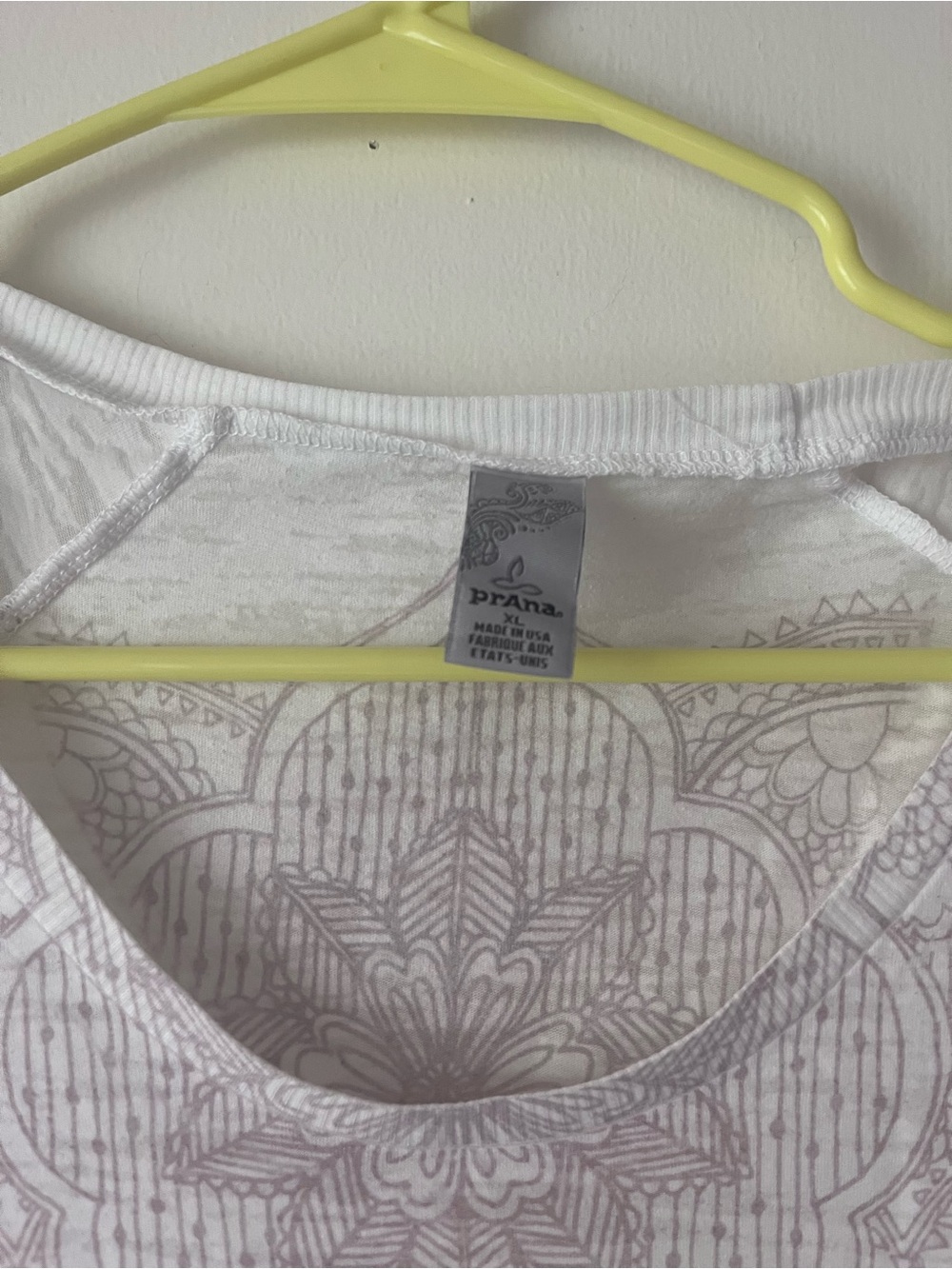 Prana Women’s White Short Sleeve Tee with Taupe Motif Size XL - Picture 2 of 4